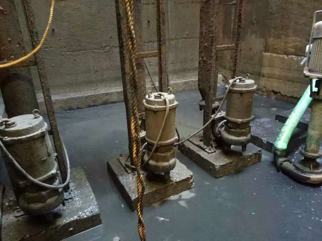 高安污水池清理