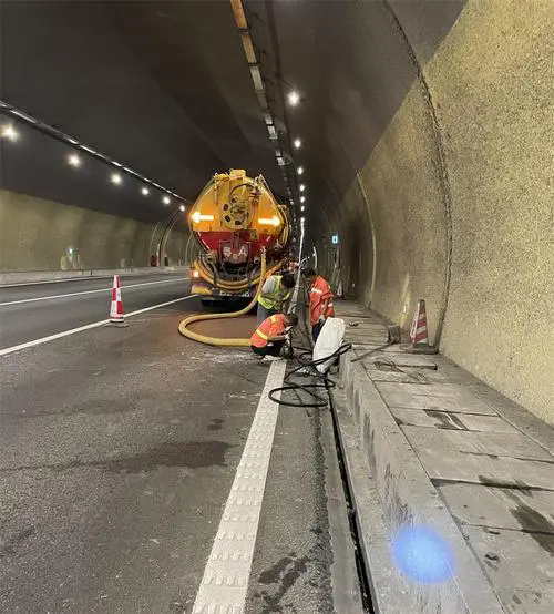 高安隧道排水渠清淤